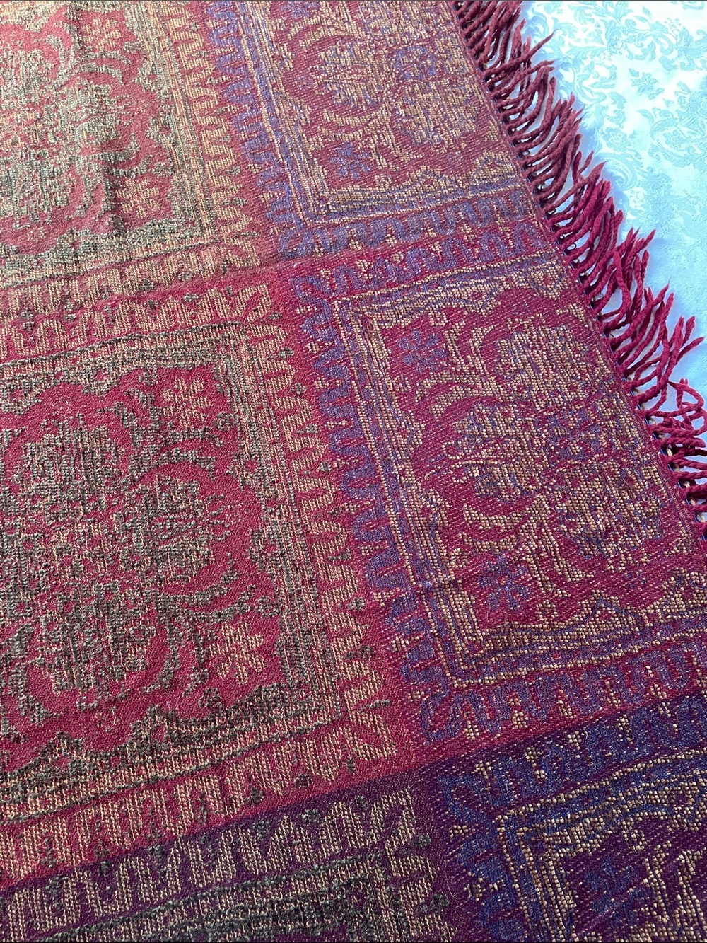 CALZEAT OF SCOTLAND Red and Gold Woven Fringe Throw Blanket. - Picture 2 of 2